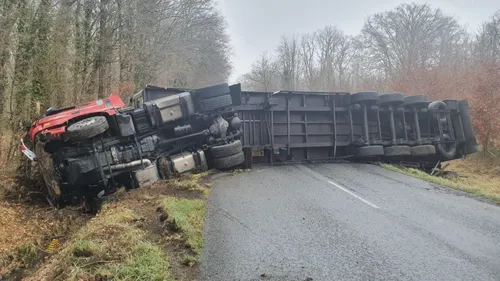 Un poids lourd couché sur la route